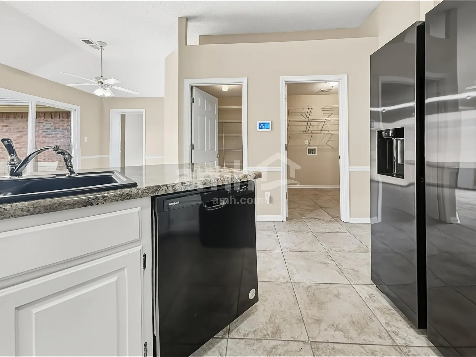 3 bed, 3.0 bath, 2511 sqft, $2,350 — Photo 4
