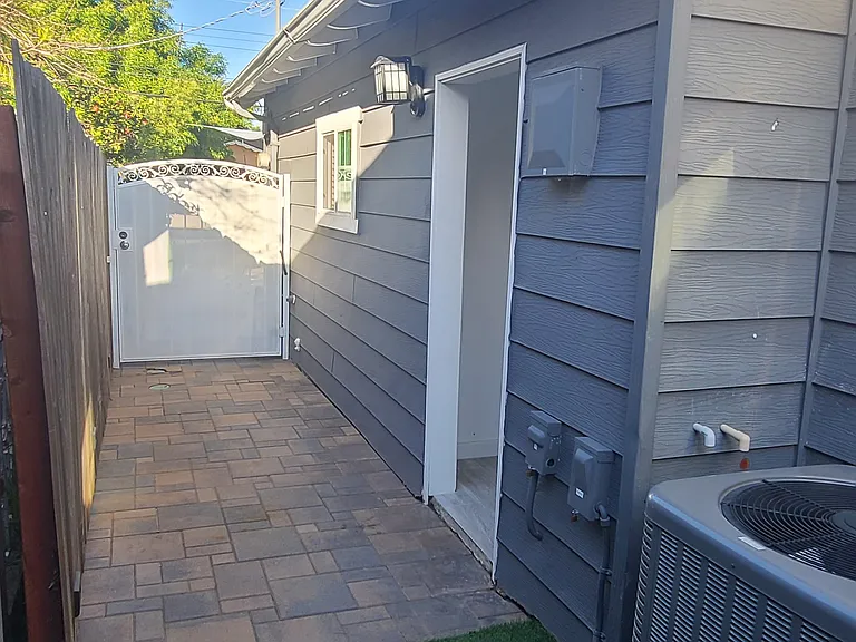 909 Begonia St #1 — Photo 7