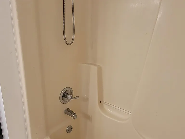 Upper Level full bathroom.