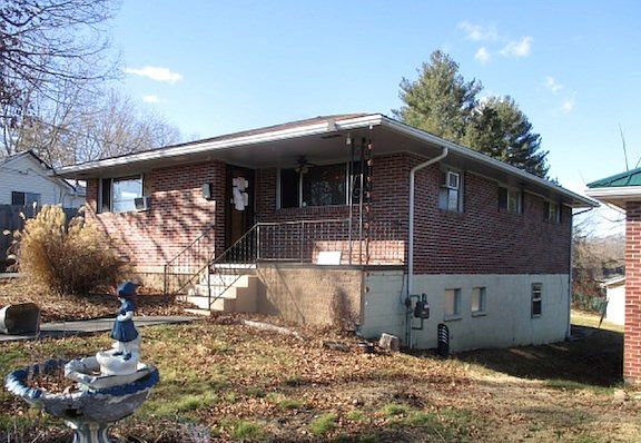 2nd image of 1010 Lilly St