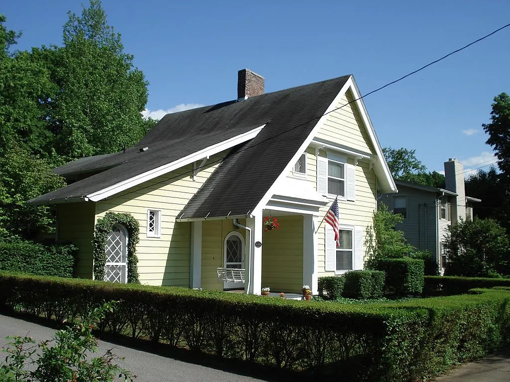 106 Alumni Ave photo 1