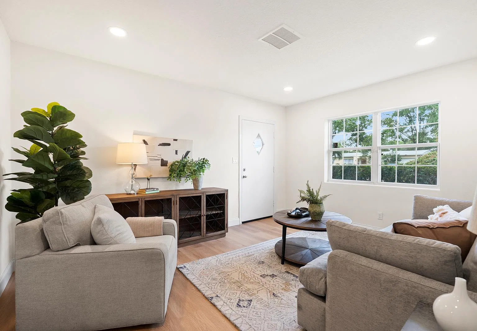 4 bed, 1448 sqft, $2,350 — Photo 3