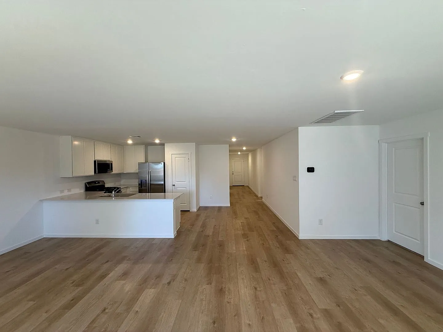 Beautiful Brand New 4 Bedroom 2 Bath Home in Mustang Schools — Photo 4