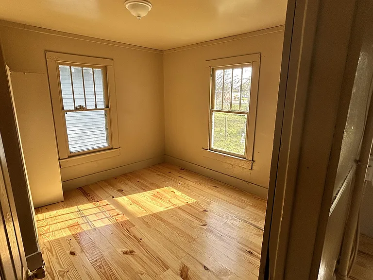 2742 Hollywood St — Photo 3