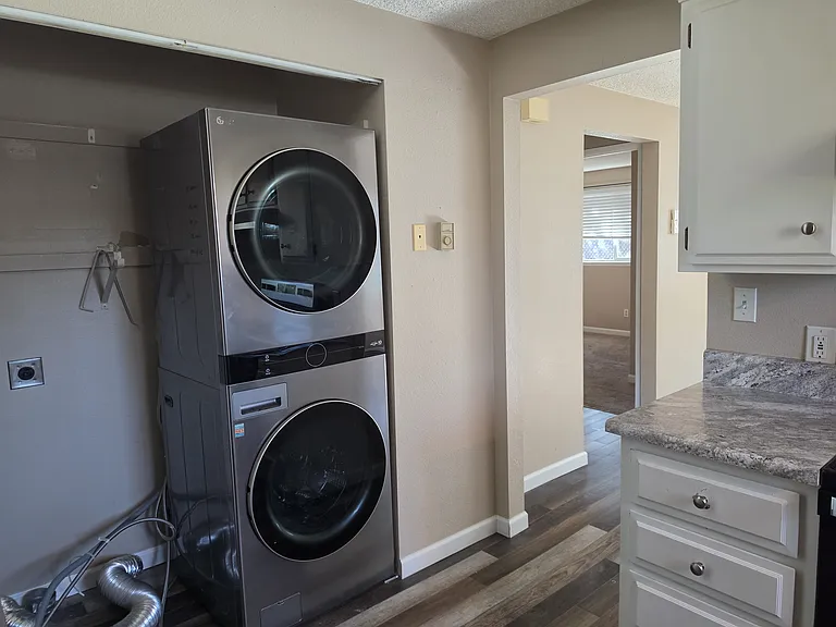 449 SW I St #A — Photo 6