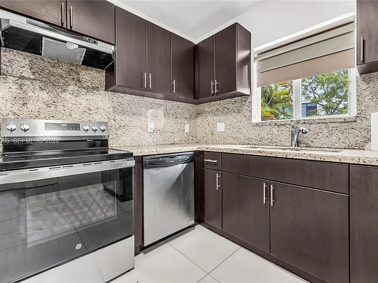 1029 SW 11th Ave — Photo 12