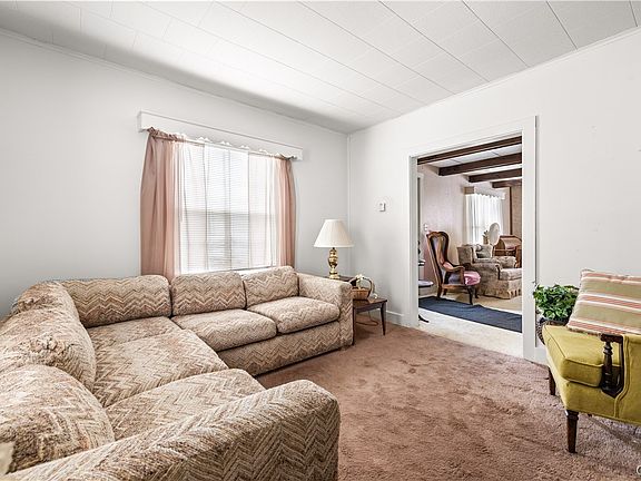 4th image of 802 Oakwood St