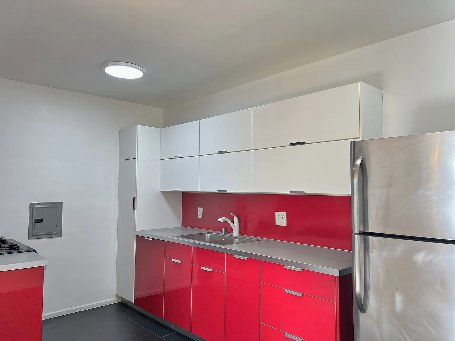 2 bed, 950 sqft, $3,333 — Photo 2