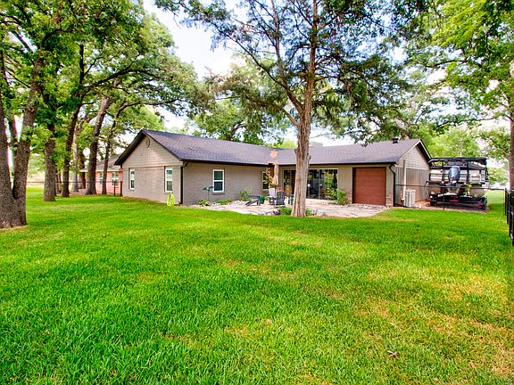 3rd image of 1118 Kiowa Dr W