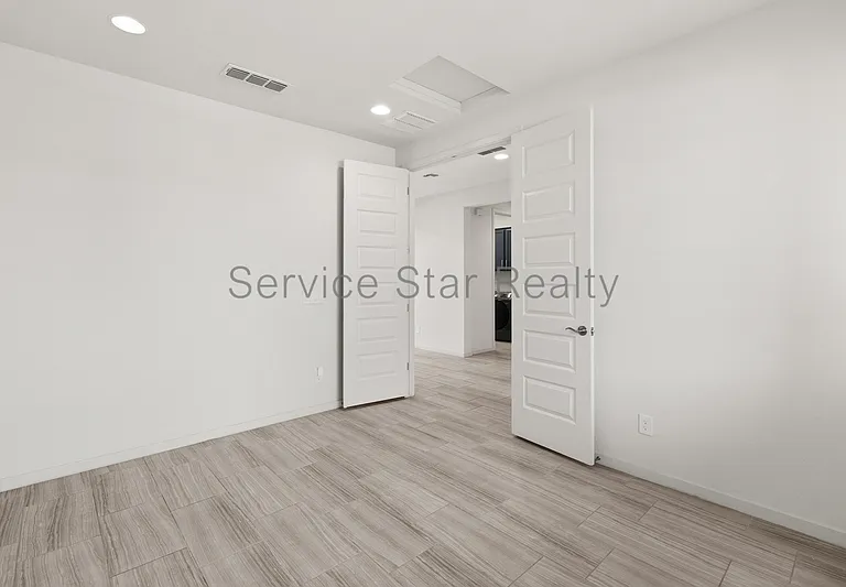 3407 E Louise Dr — Photo 6