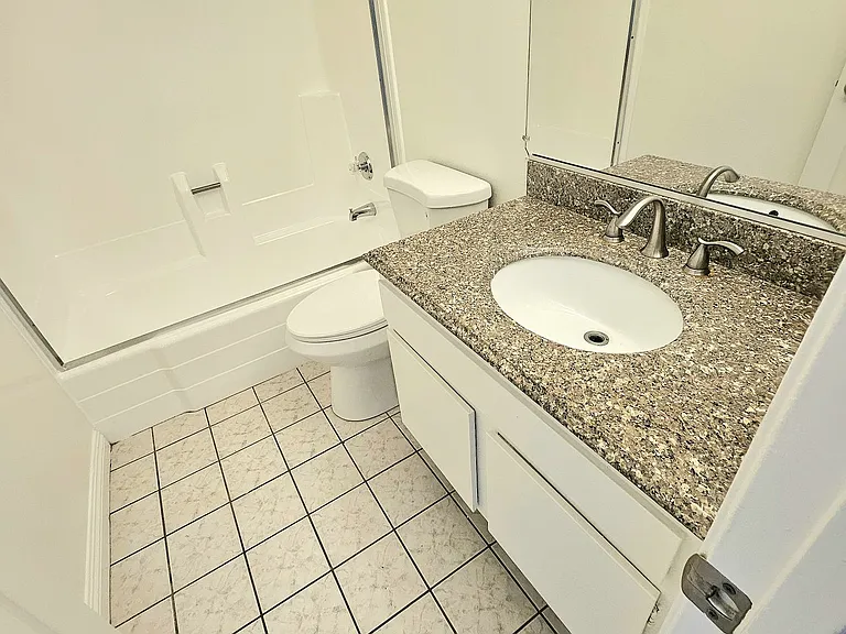 Beach Walk Apartments — Photo 33