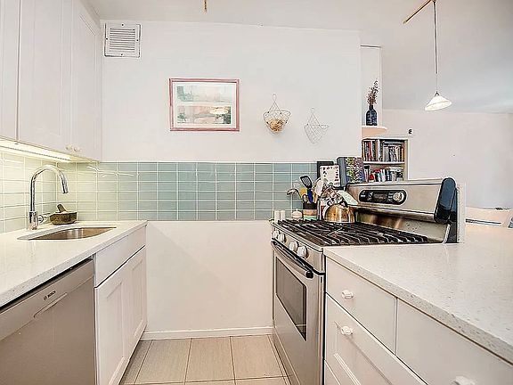 3rd image of 400 E 70th St APT 1706