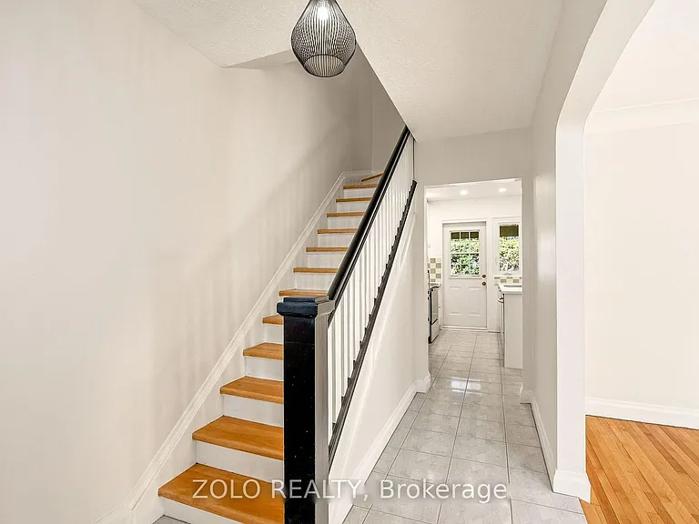 392 Piccadilly Ave N — Photo 9