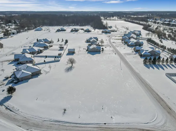 6018 Cousins Dr, Swartz Creek, MI 48473