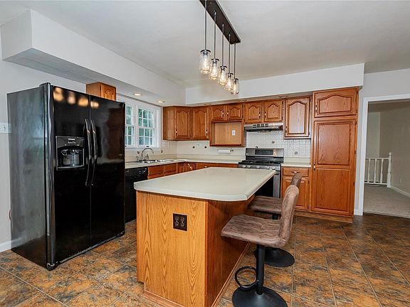 4th image of 626 Claregood Ln