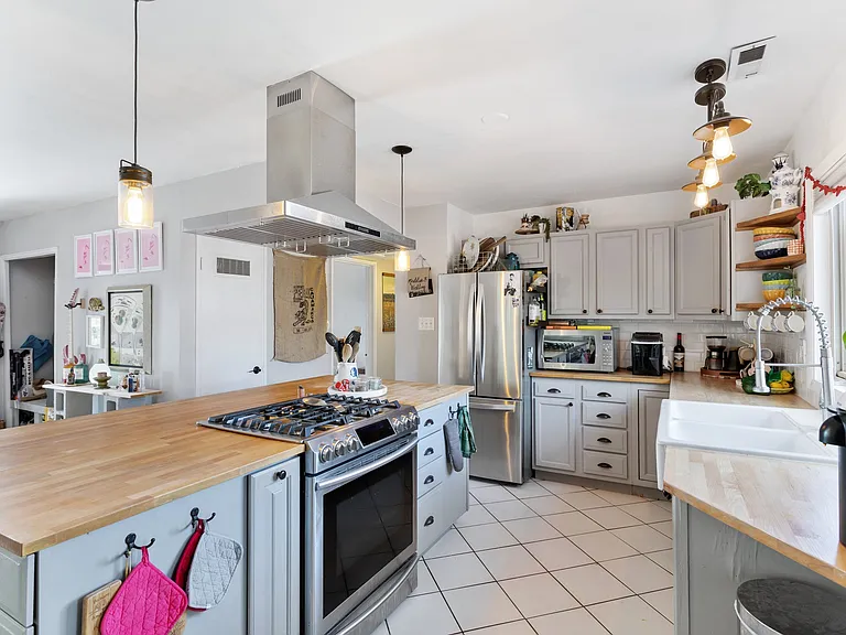 2219 Farragut Ave — Photo 15