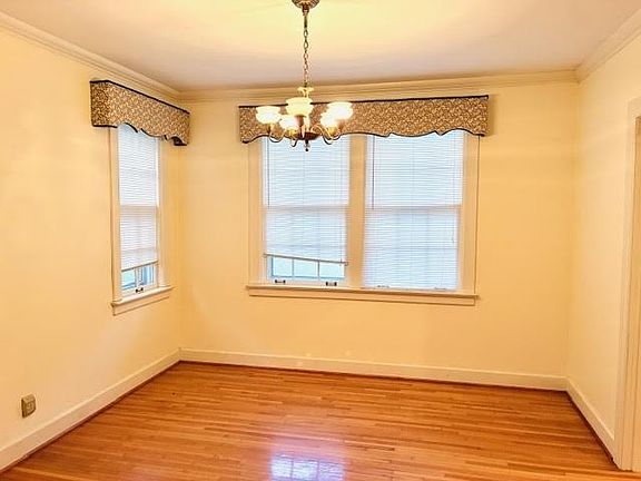 3rd image of 129 Forrest Ave N
