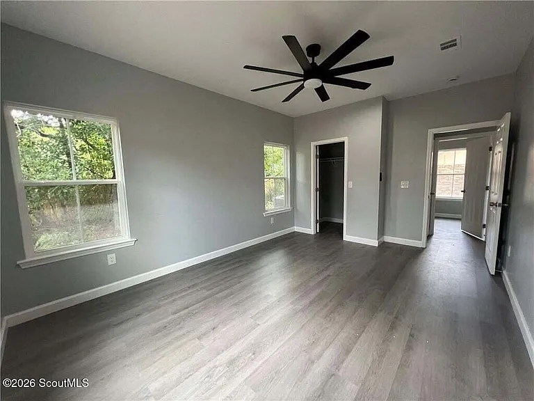 909 E 3rd St — Photo 13