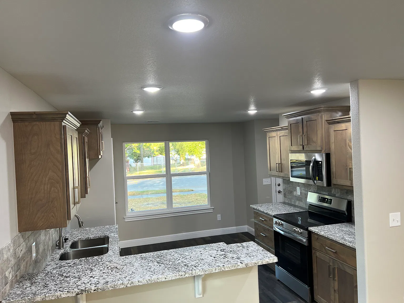 3 bed, 1400 sqft, $1,600 — Photo 2