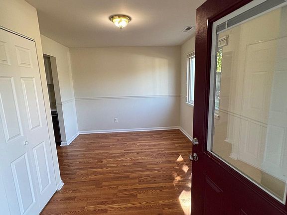 3rd image of 1 Oak Dr