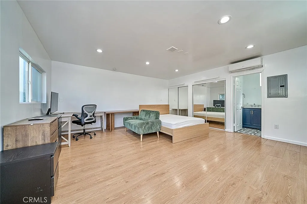 Studio, 420 sqft, $1,900 — Photo 2