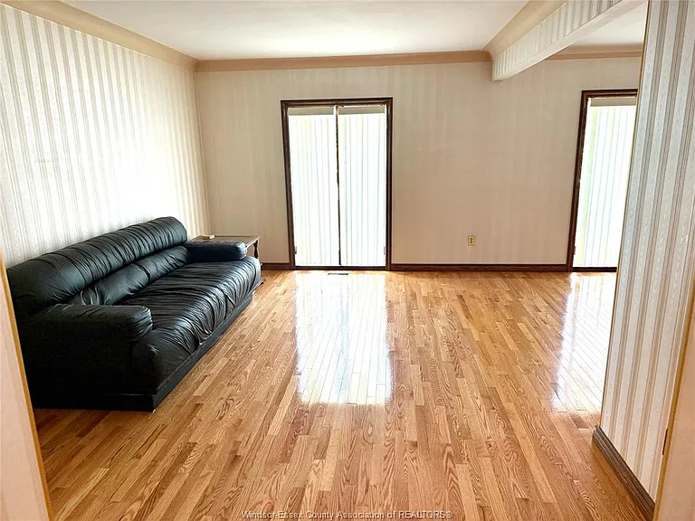 377 Fairway Cres — Photo 8