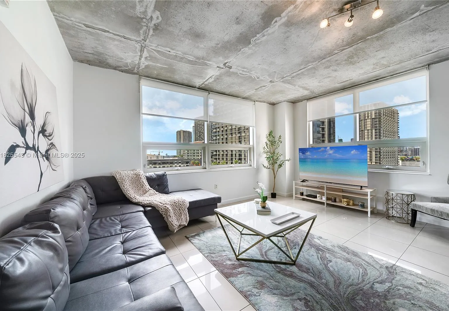 Midblock Miami Condo — Photo 4