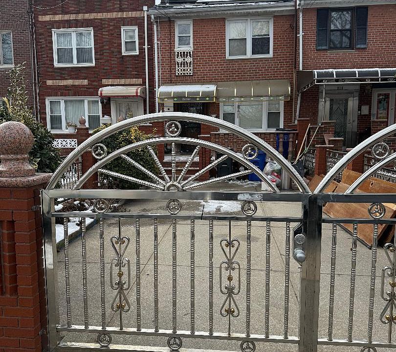 1st image of 918 E 81st Street