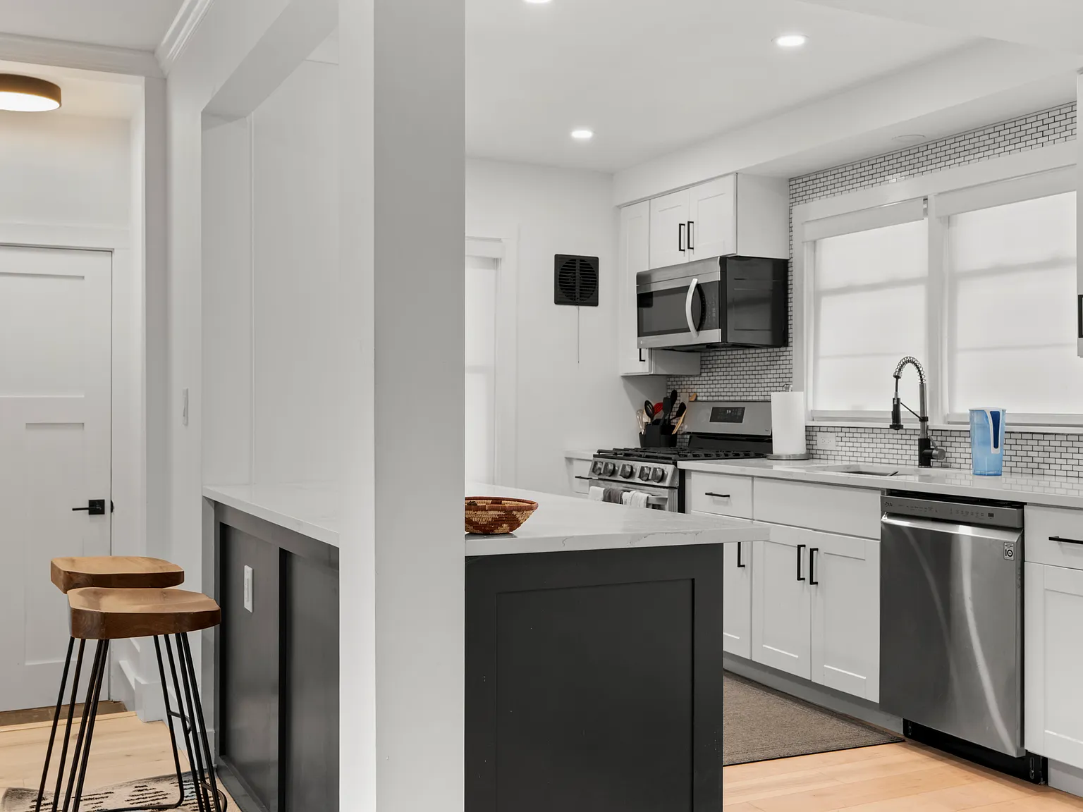 2 bed, 899 sqft, $2,800 — Photo 2