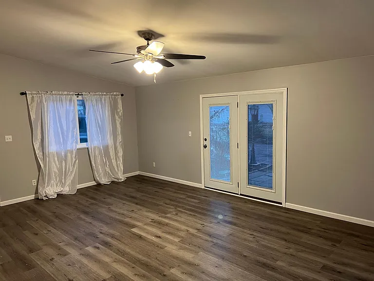 Large family room w/walkout to back patio