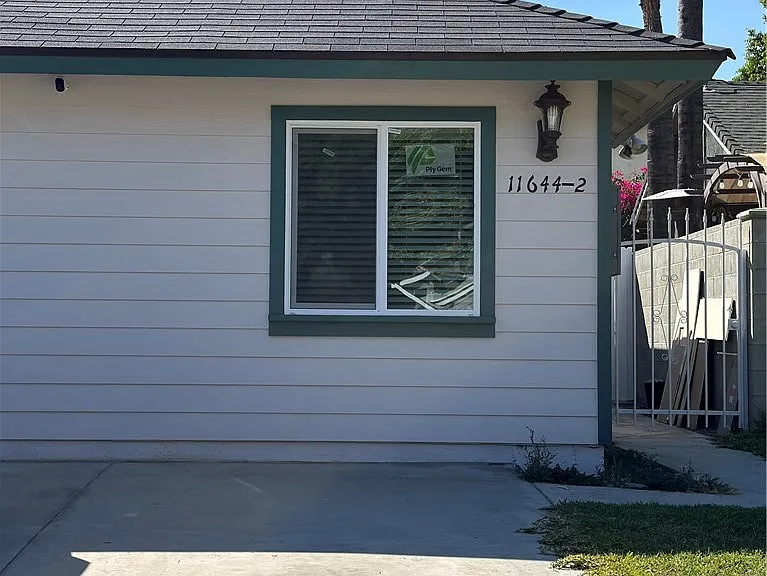 11644 Old Field Ave #B — Photo 1