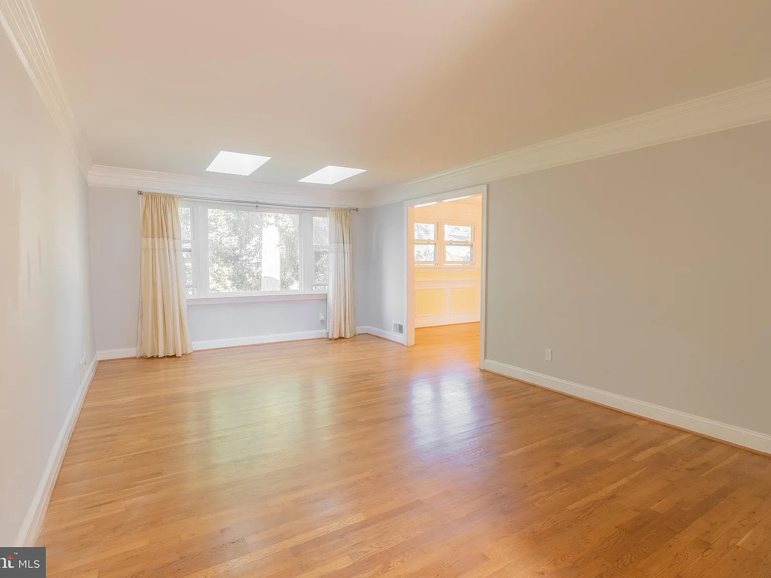5 bed, 3.5 bath, 2844 sqft, $3,950 — Photo 2