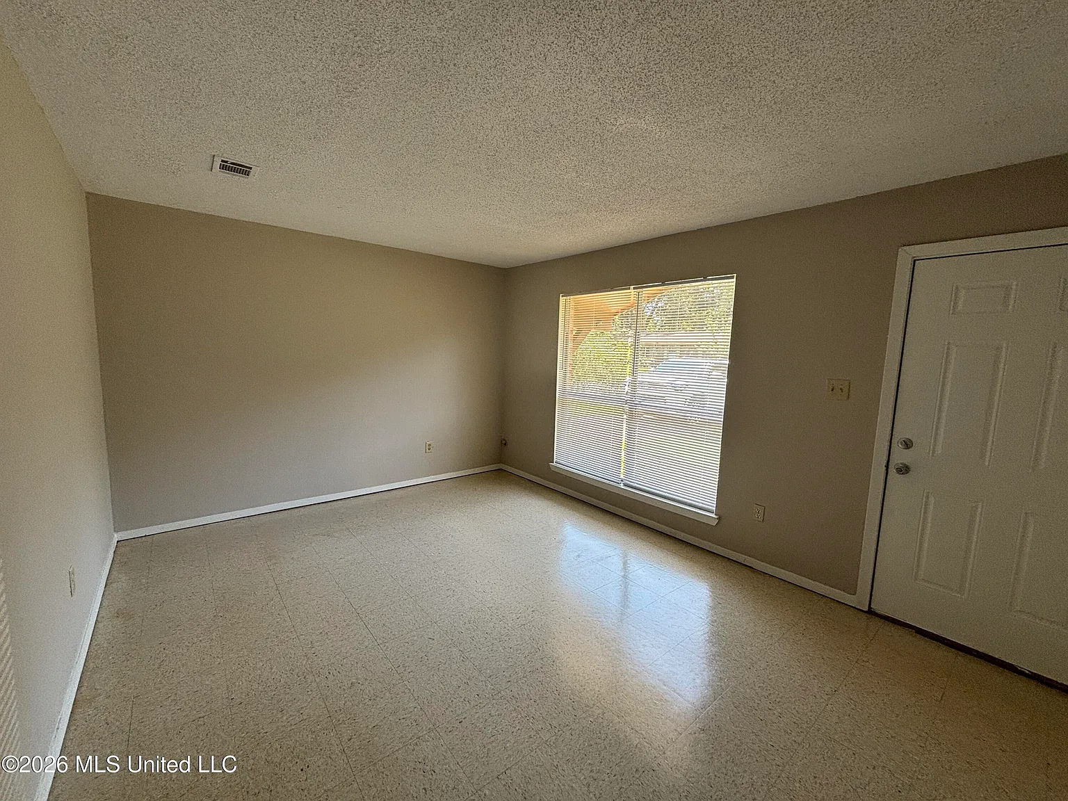 4 bed, 2.0 bath, 1290 sqft, $1,350 — Photo 3