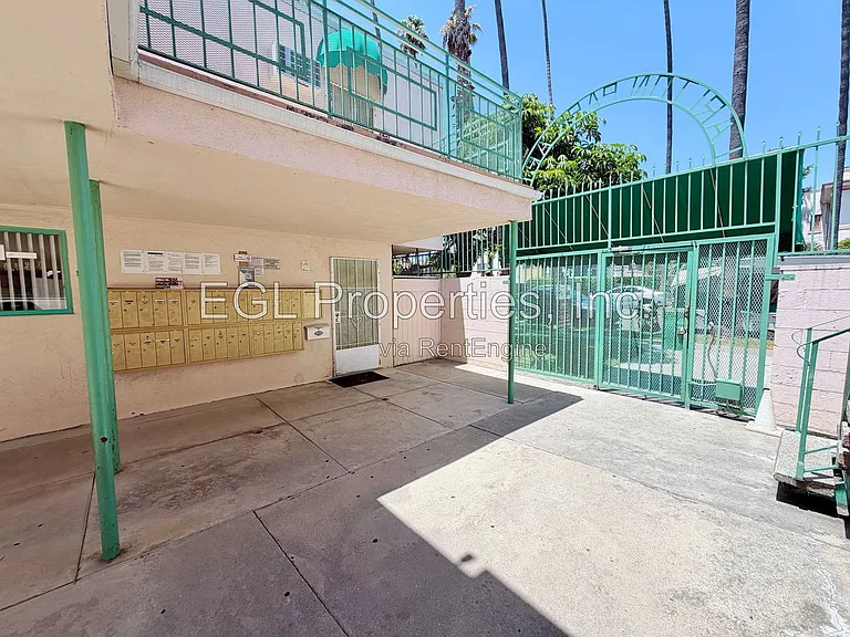 5916-5922 Carlton Way/1555 N. Bronson — Photo 22