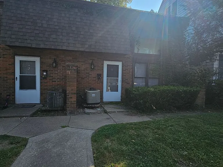 1819 Pershing Ave — Photo 2