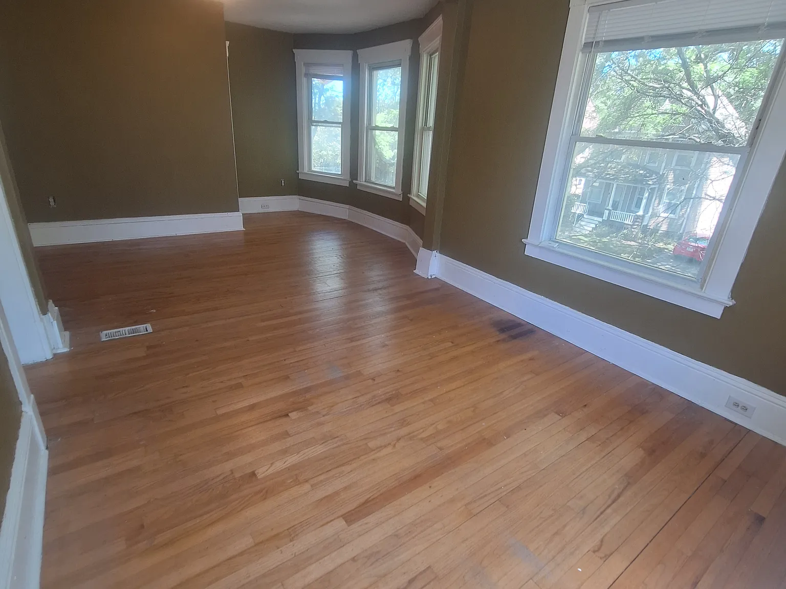 1 bed, 1100 sqft, $1,000 — Photo 3