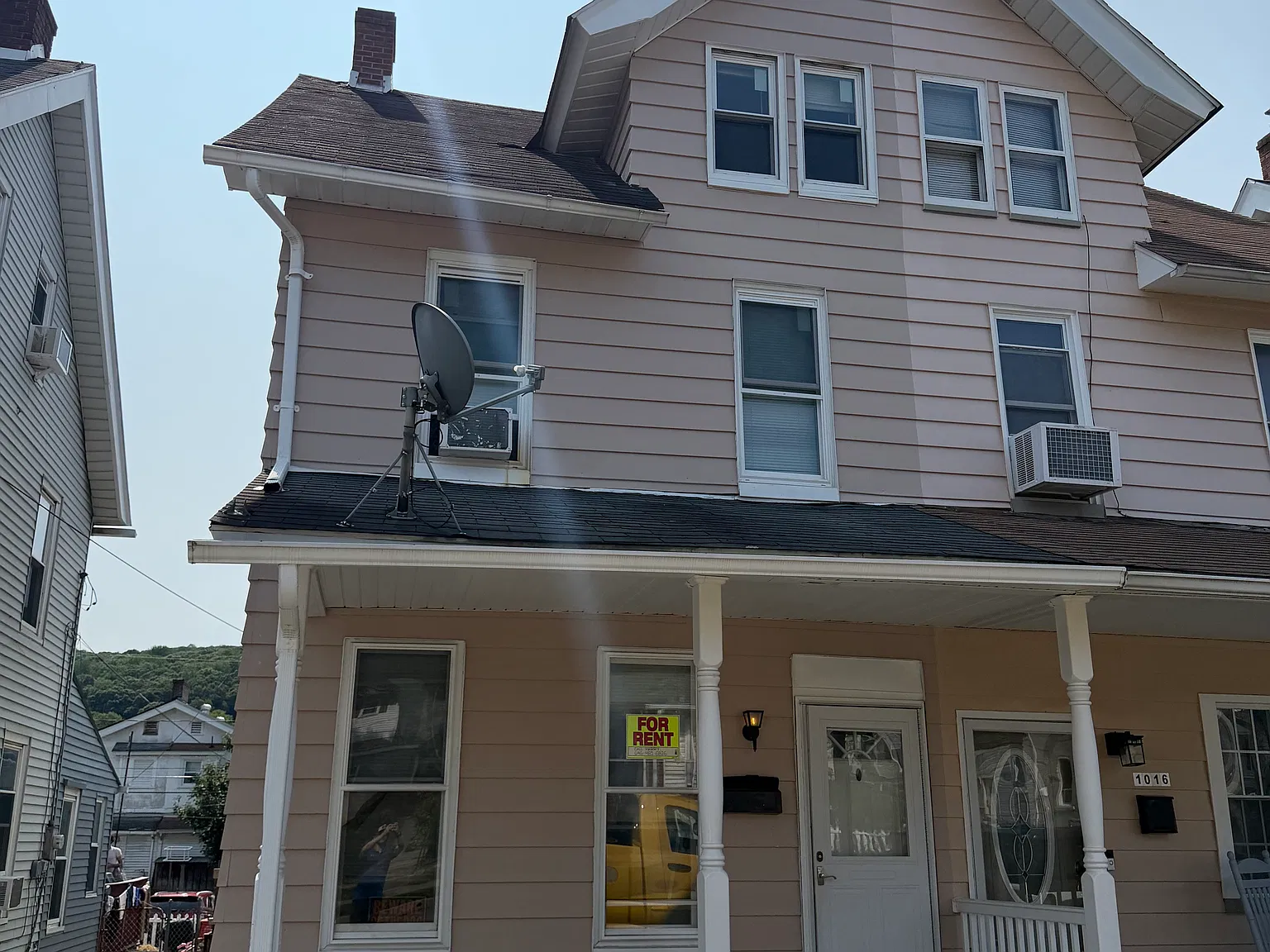 3 bed, 1.5 bath, 1305 sqft, $2,100 — Photo 1