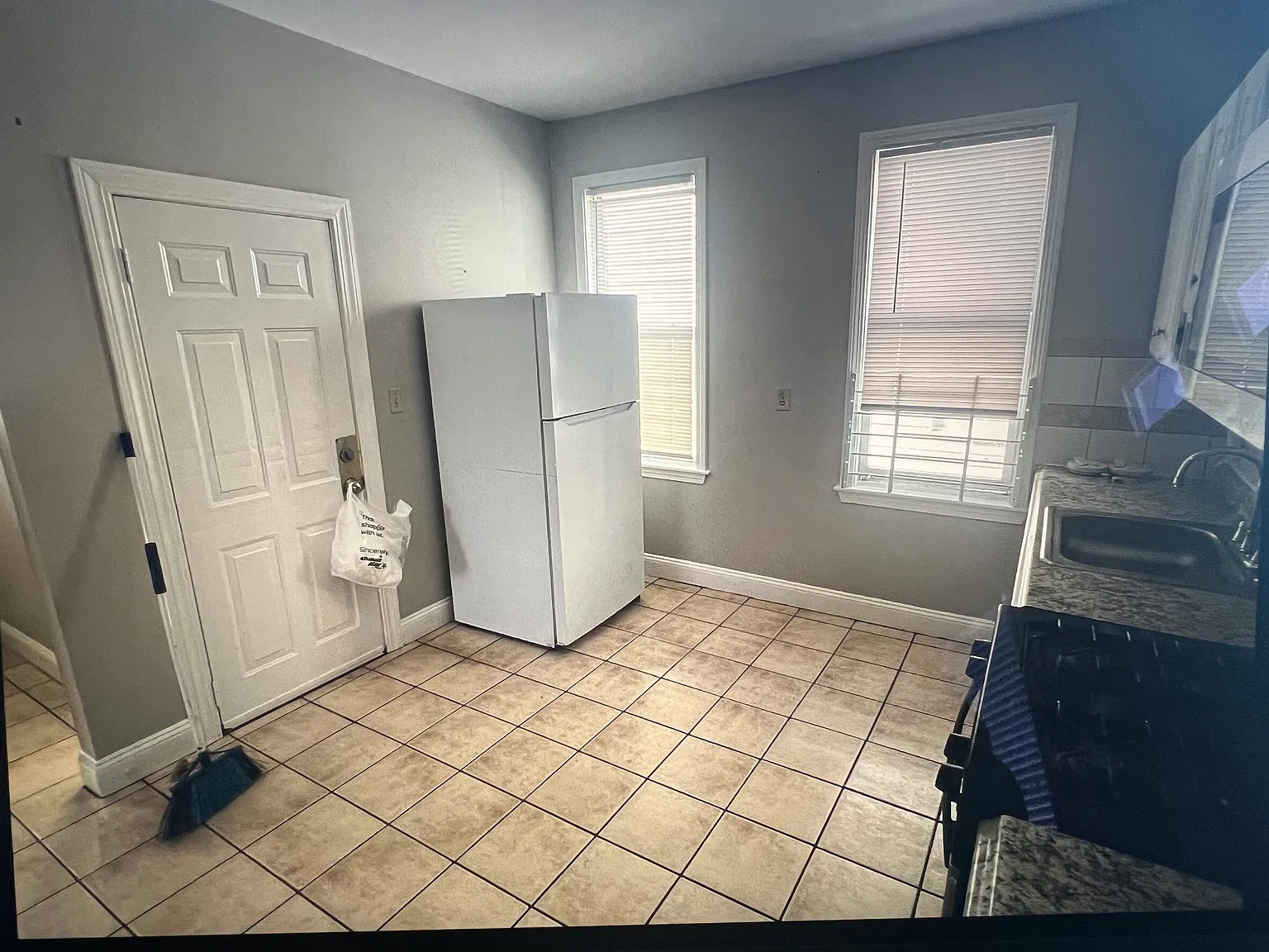 3 bed, 1000 sqft, $3,300 — Photo 2