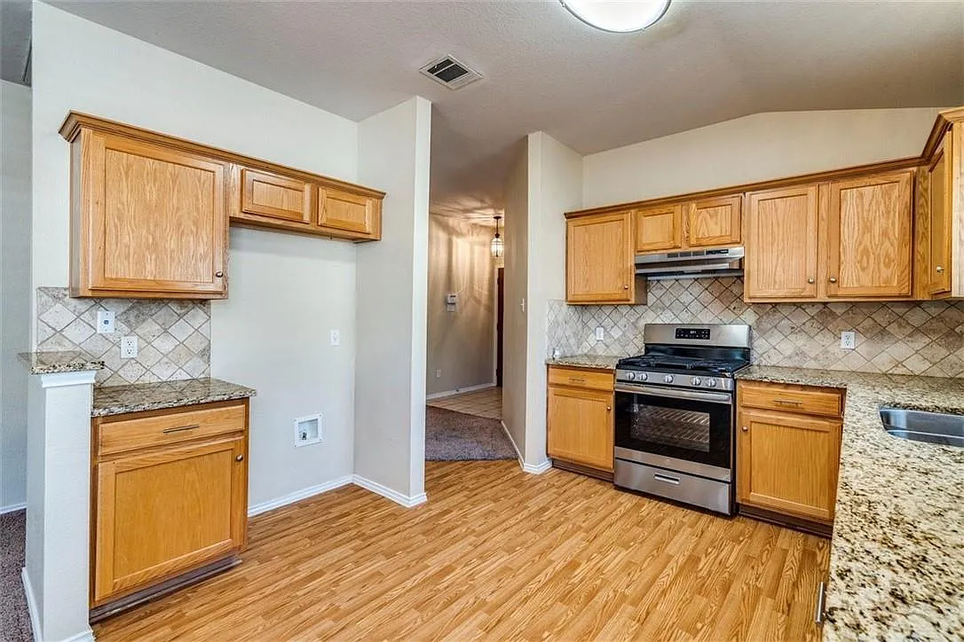 3 bed, 2.0 bath, 1566 sqft, $1,995 — Photo 4