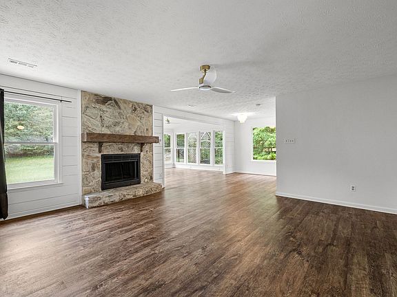 3rd image of 208 Ruskin Rd