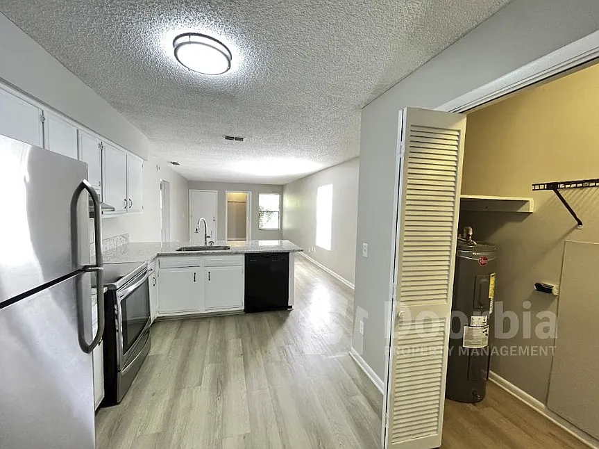 Spacious 2-Bedroom, 1 Bathroom Quad Unit - Second Floor — Photo 4