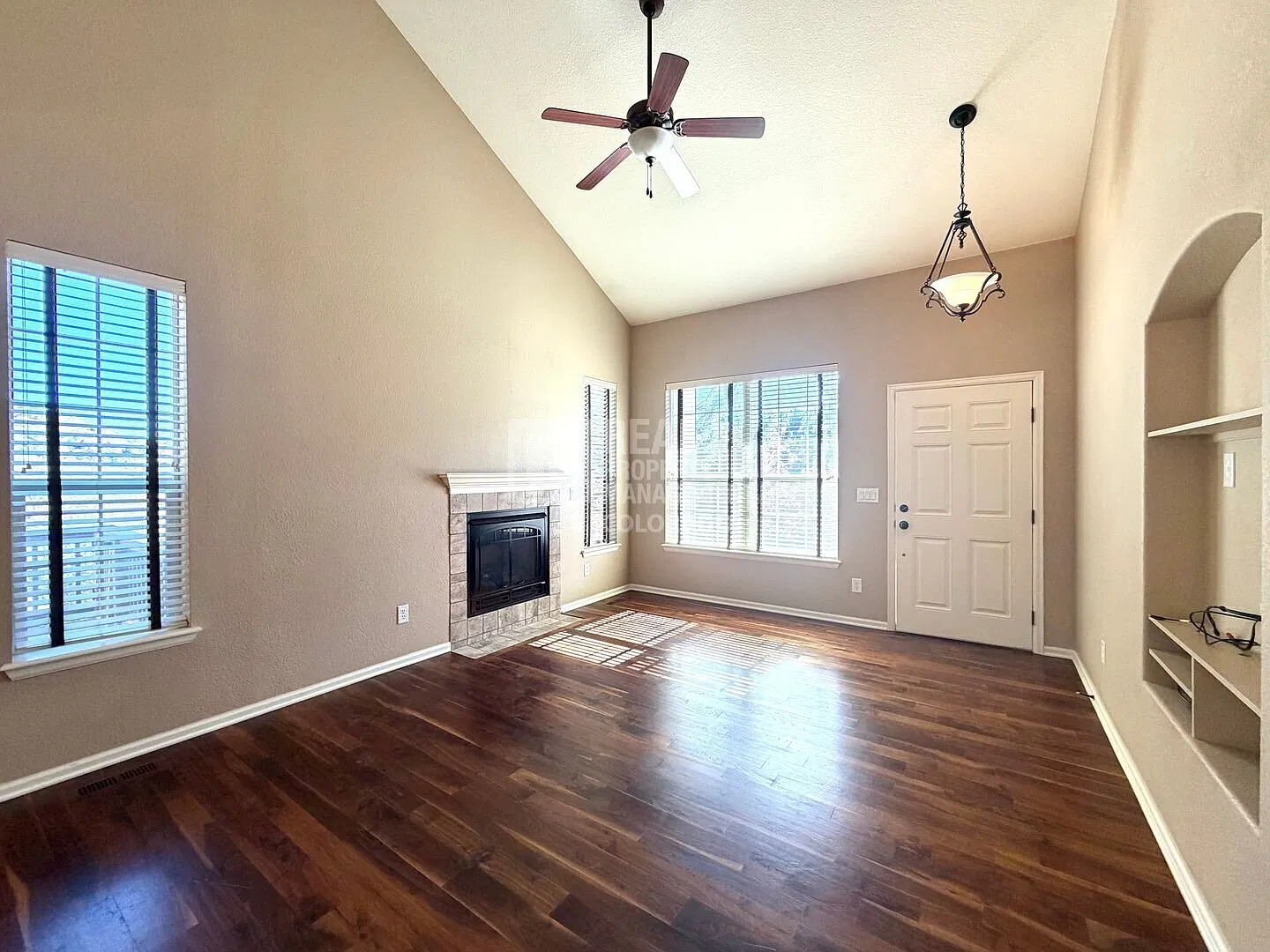 Spacious 2-Bedroom Castle Rock Townhome with Loft, Office & Attached Garage — Photo 2
