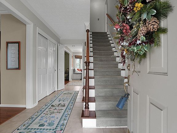 4th image of 374 Glen Meadow Ct