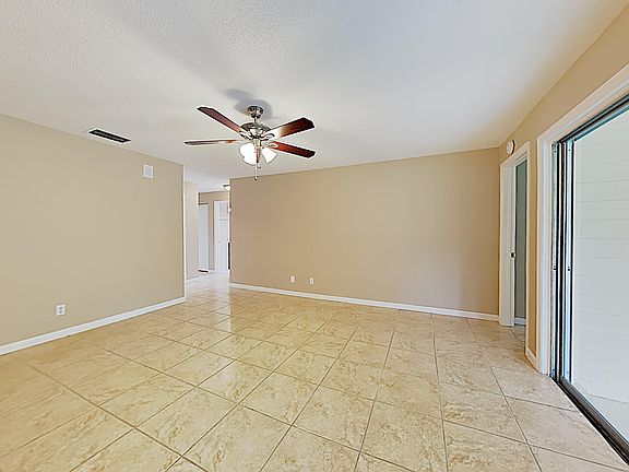 5th image of 816 Lindenwood Cir W