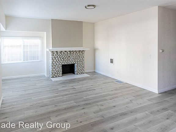 5th image of 2141 Front St APT B