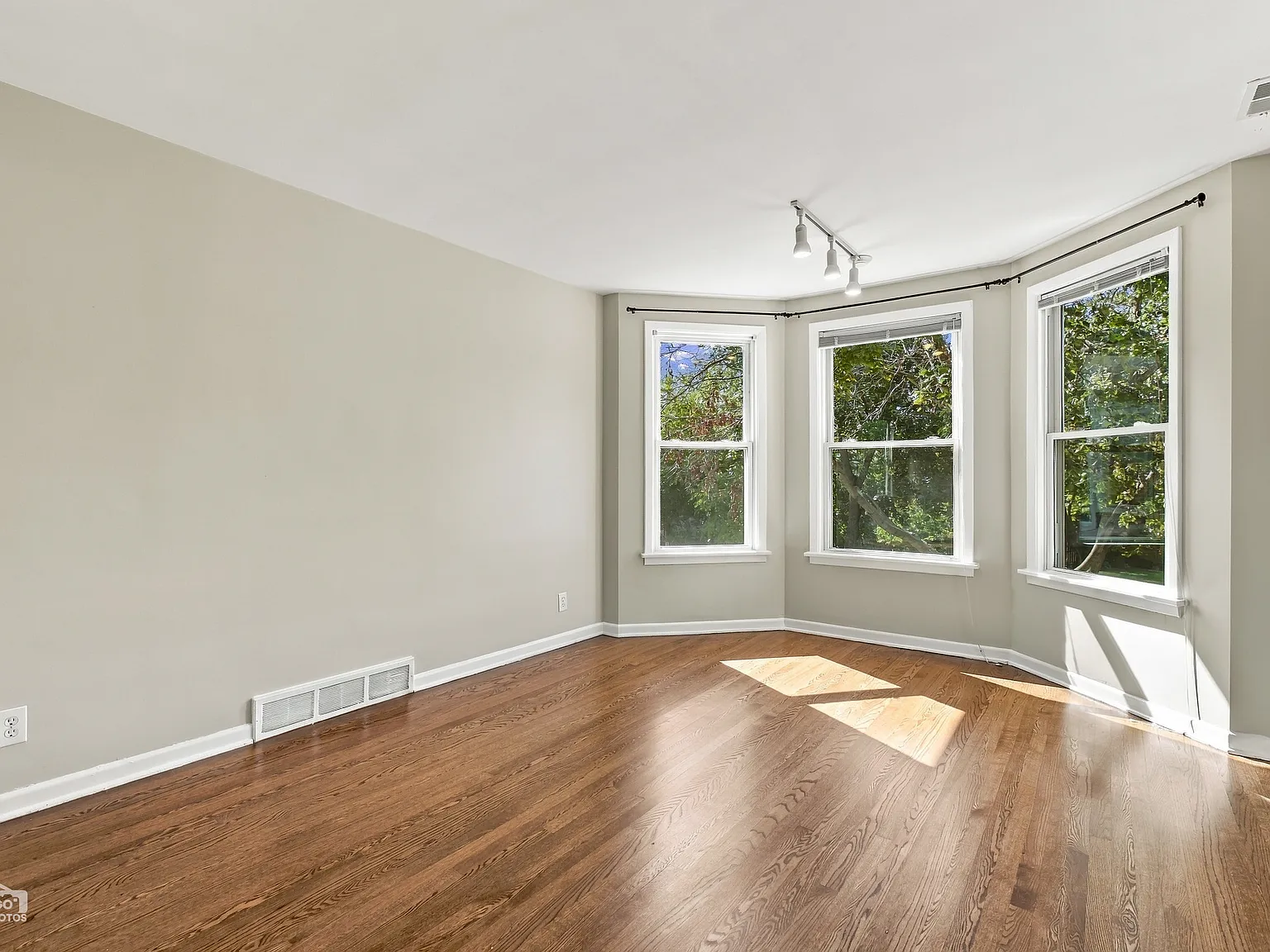 2 bed, 900 sqft, $2,300 — Photo 3