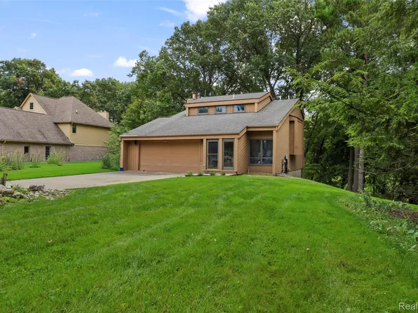 20 Lakeview Dr, Oxford, MI 48370