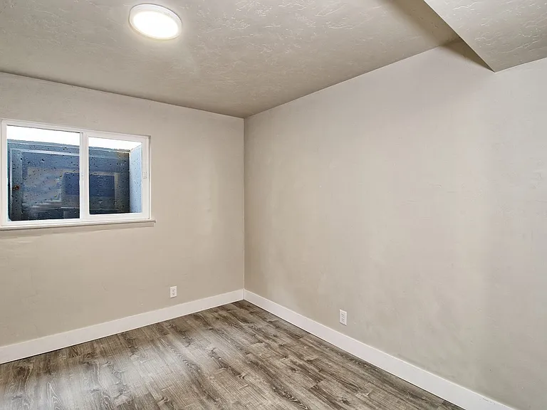 915 Grand Ave #BASEMENT — Photo 10