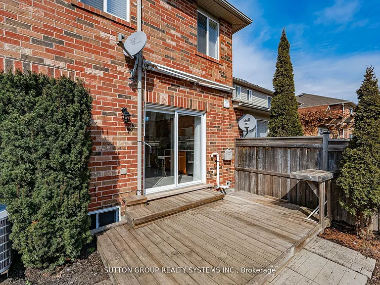 1152 Riddell Cres — Photo 35