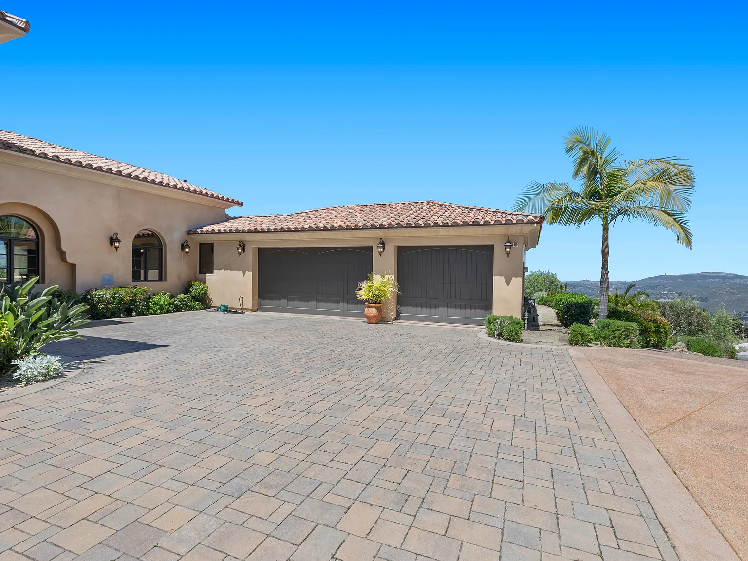 6 bed, 6.5 bath, 6216 sqft, $13,950 — Photo 3